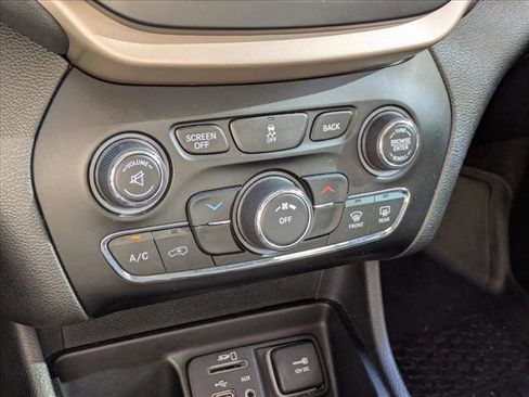 Used 2018 Jeep Cherokee Latitude image 17