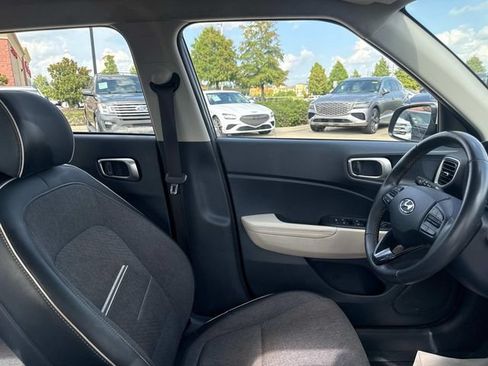 Used 2024 Hyundai Venue Limited FWD image 15