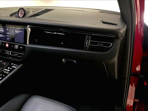 Used 2025 Porsche Macan image 23