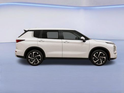 Used 2024 Mitsubishi Outlander SE Black Edition FWD image 8
