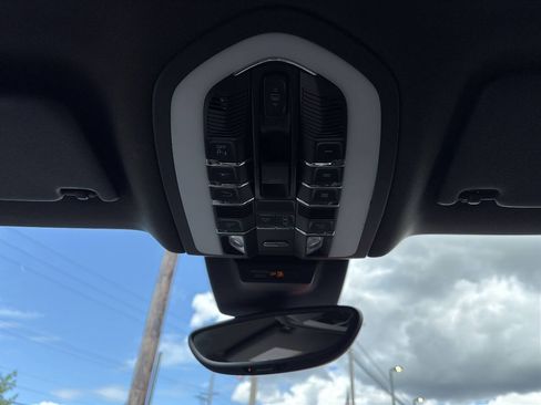 Used 2018 Porsche Macan AWD/4WD image 37