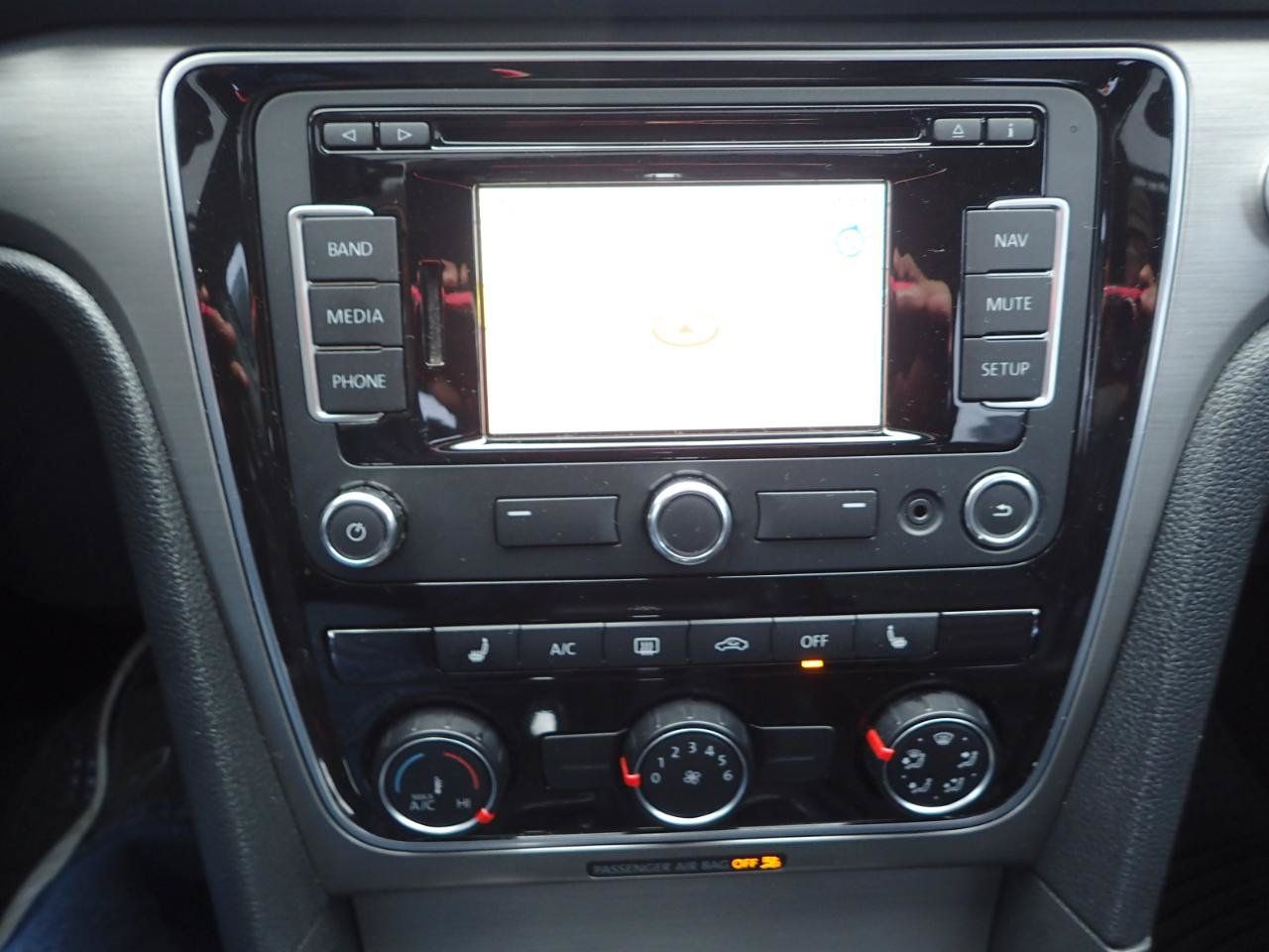 Used 2015 Volkswagen Passat 1.8T SE FWD image 21