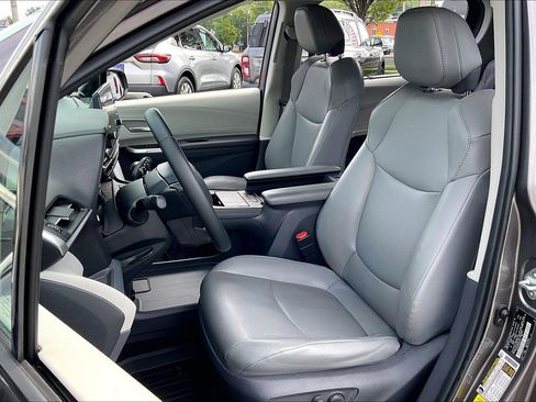 Used 2021 Toyota Sienna XLE FWD image 24