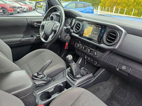 Used 2018 Toyota Tacoma TRD Off-Road image 10
