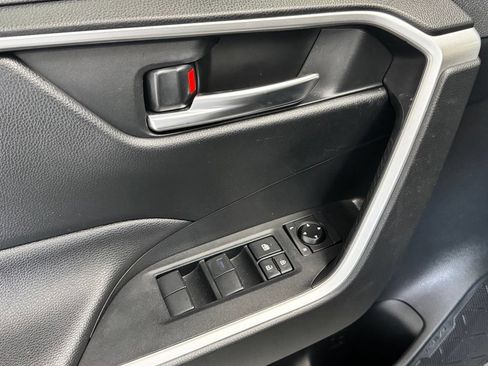 Used 2019 Toyota RAV4 XLE w/ Convenience Package FWD image 11