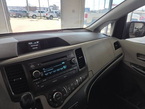 Used 2011 Toyota Sienna SE w/ Preferred Pkg image 27