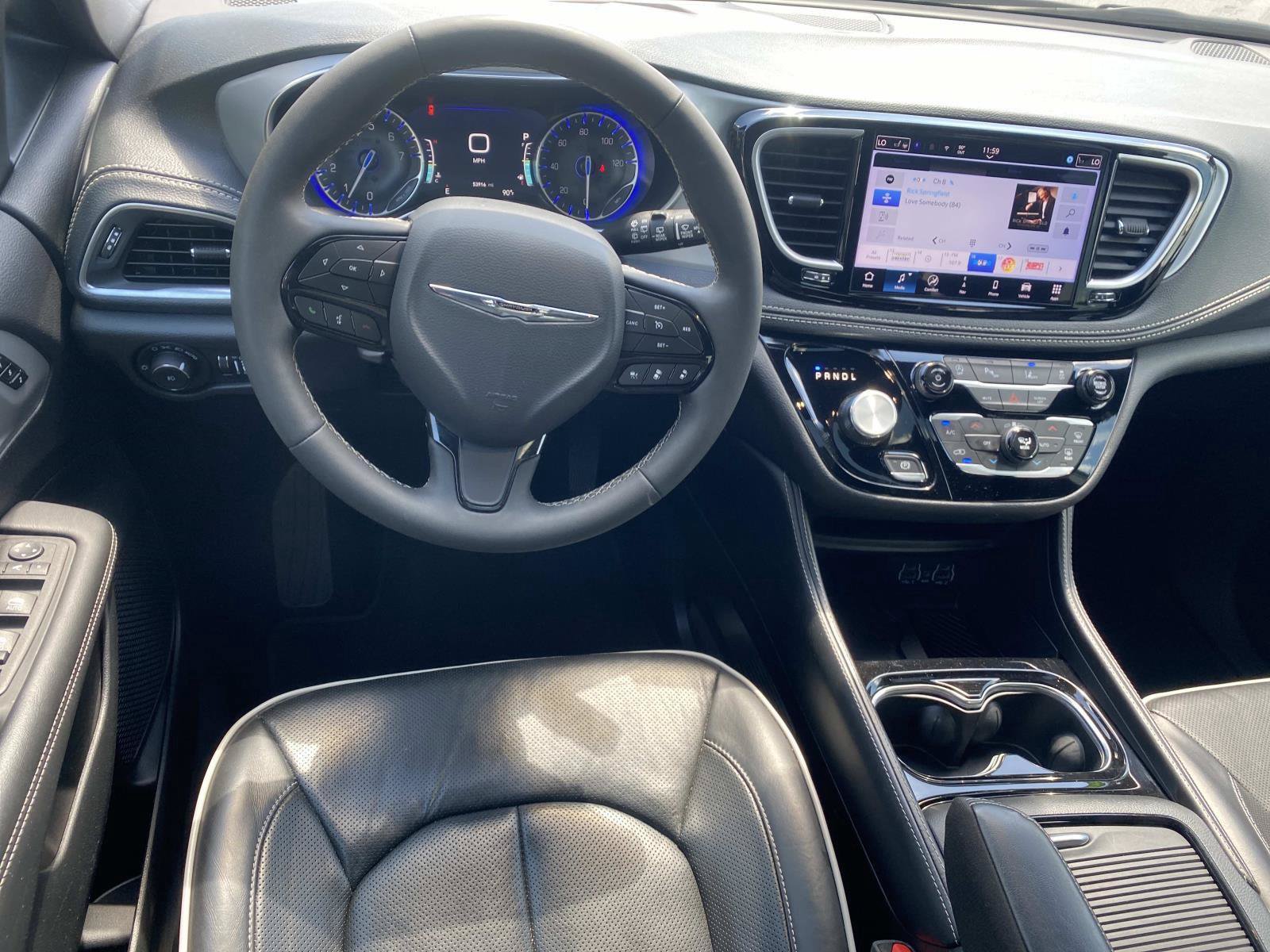 Used 2025 Chrysler Pacifica Limited FWD image 17