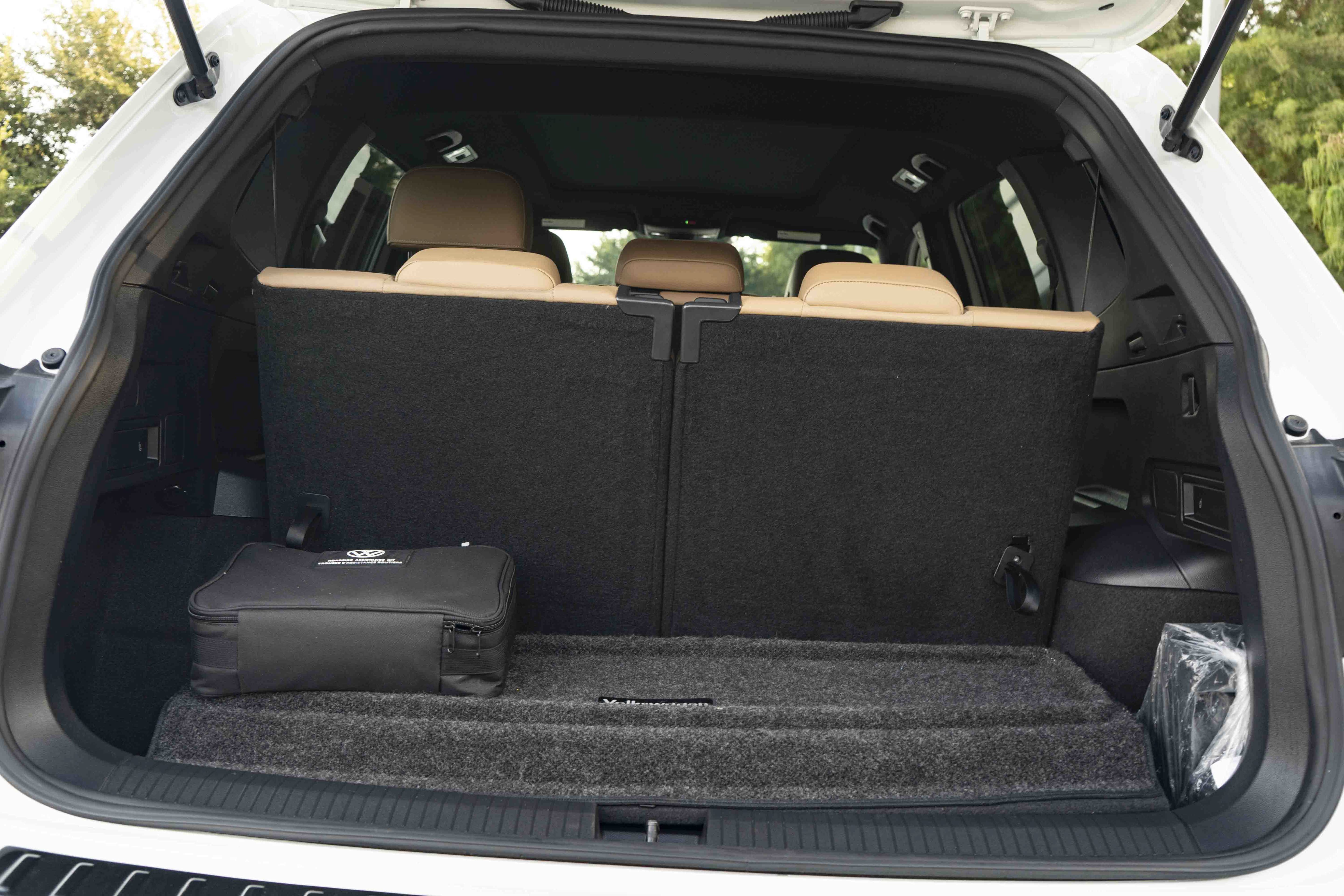 Certified 2022 Volkswagen Tiguan SE R-Line FWD image 36