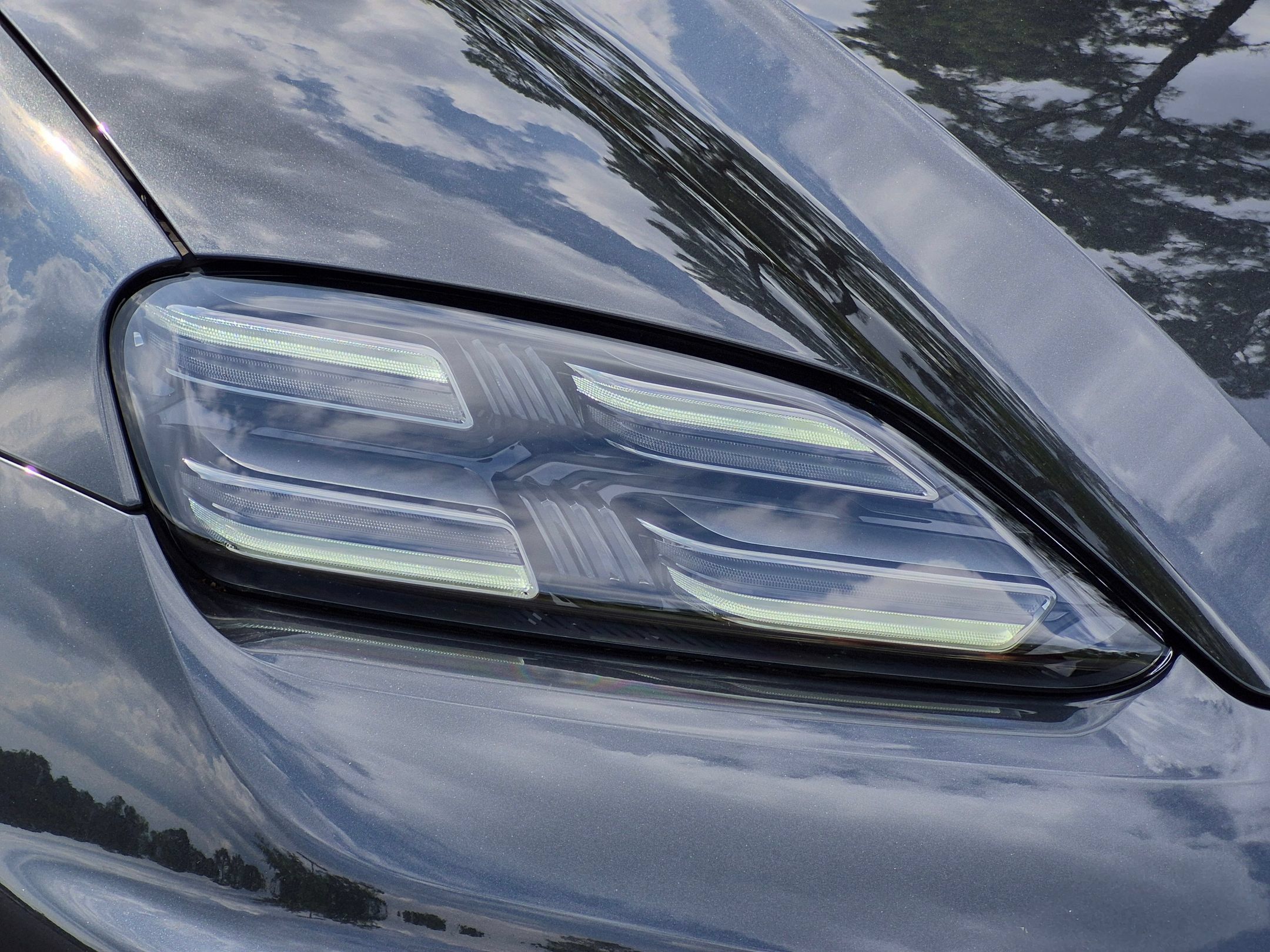 Certified 2025 Porsche Macan 4S Electric AWD/4WD image 35