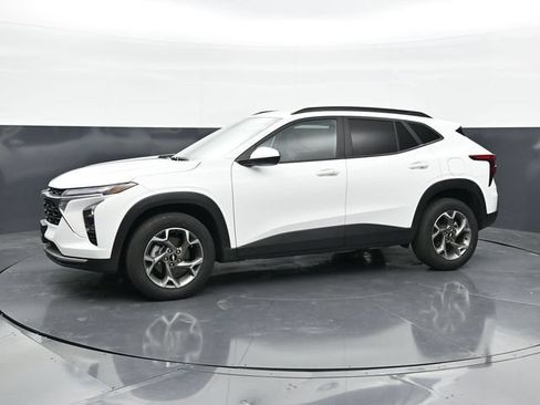 Used 2025 Chevrolet Trax LT w/ LT Convenience Package FWD image 6