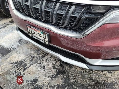 Used 2024 Kia Carnival EX image 8