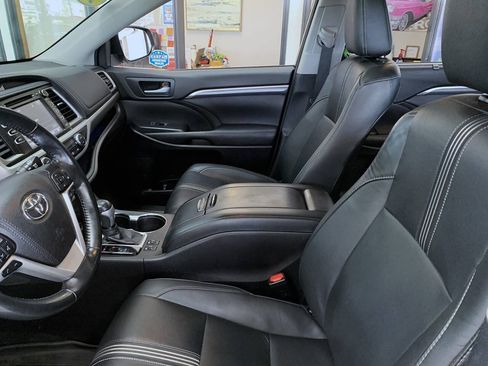 Used 2017 Toyota Highlander SE AWD/4WD image 8