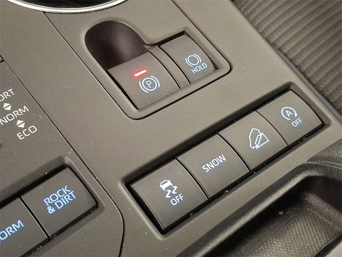 Used 2020 Toyota Highlander LE image 25