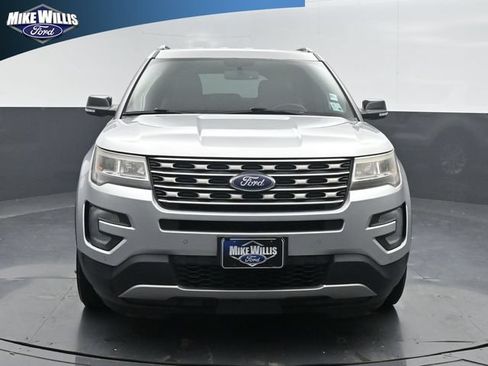 Used 2017 Ford Explorer XLT w/ Equipment Group 202A FWD image 2