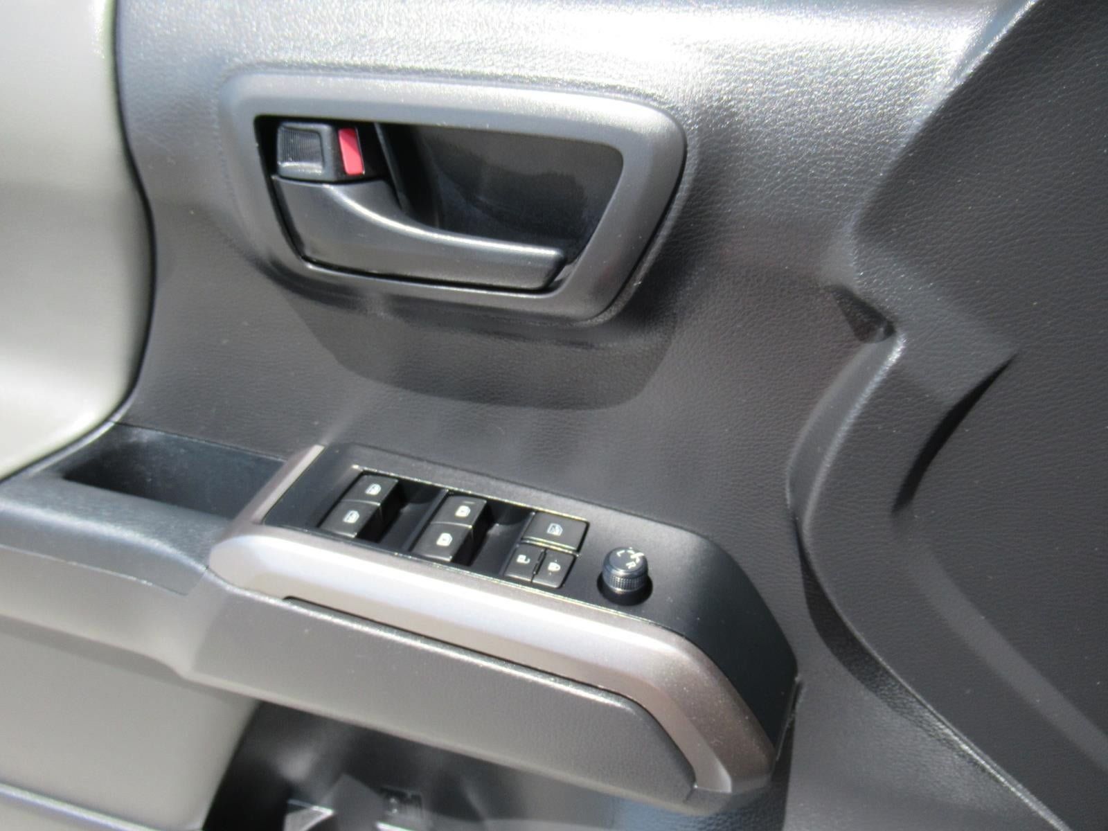 Used 2023 Toyota Tacoma SR5 w/ Technology Package RWD image 21