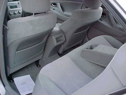 Used 2010 Toyota Camry LE FWD image 12