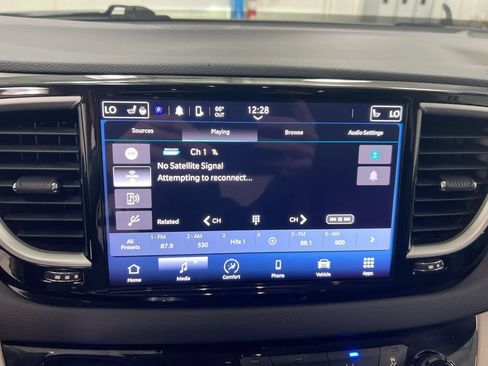 Used 2023 Chrysler Pacifica Touring-L FWD image 14