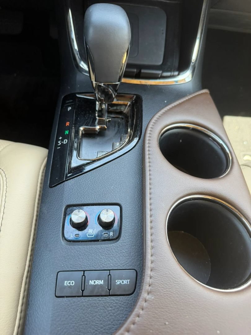 Used 2013 Toyota Avalon Limited w/ Technology Pkg FWD image 27