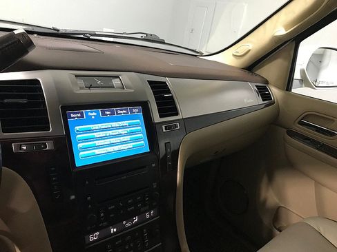 Used 2010 Cadillac Escalade Premium AWD/4WD image 27