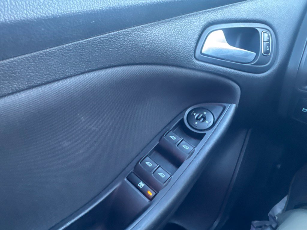 Used 2015 Ford Focus SE FWD image 25