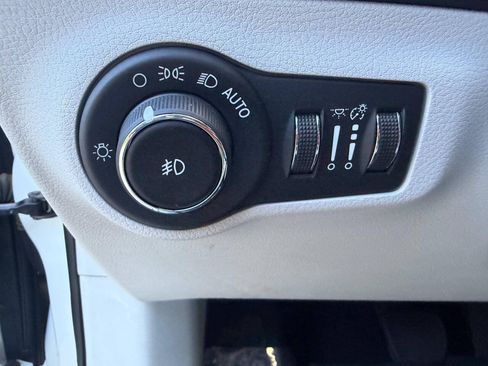 Used 2018 Jeep Compass Latitude w/ Safe & Security Group FWD image 15