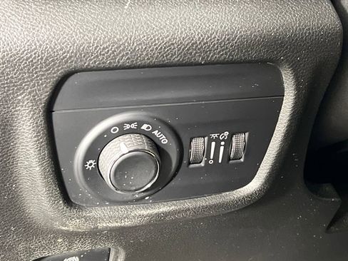 Used 2023 Jeep Grand Cherokee Laredo image 23