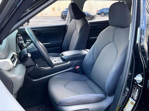 Used 2021 Toyota Highlander LE image 8