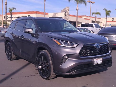 Used 2021 Toyota Highlander Limited image 3