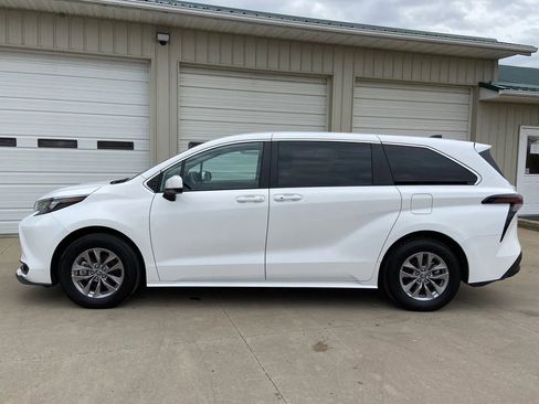 Used 2024 Toyota Sienna LE FWD image 4