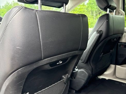Used 2022 Chrysler Pacifica Touring-L FWD image 13