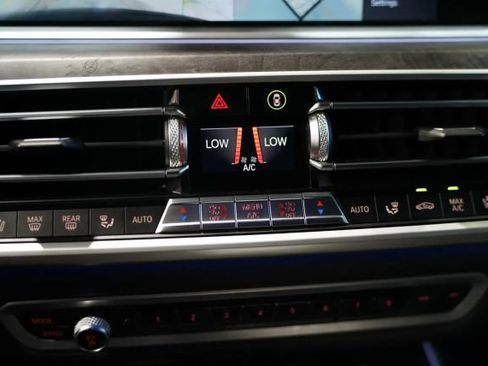 Used 2021 BMW X7 xDrive40i w/ M Sport Package AWD/4WD image 24
