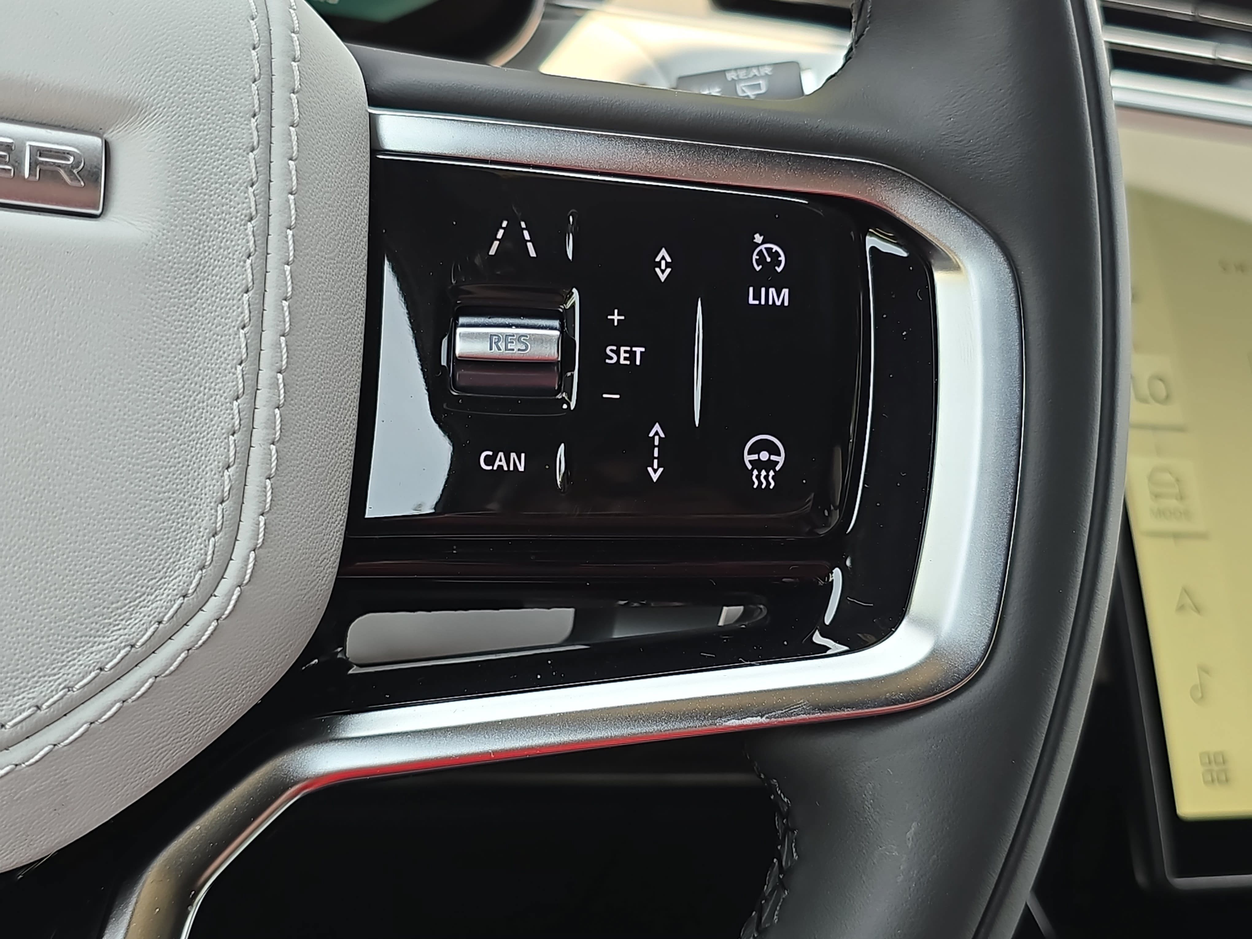 New 2026 Land Rover Range Rover Sport SE AWD/4WD image 18