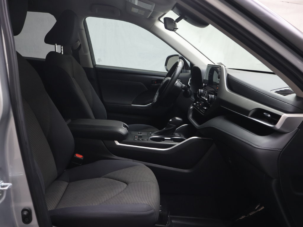 Used 2024 Toyota Highlander LE FWD image 9