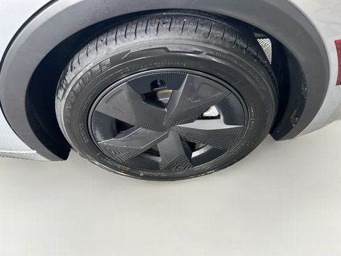 Used 2025 Toyota Prius LE FWD image 11