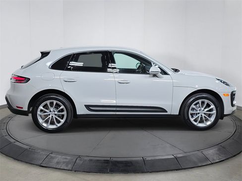 Used 2025 Porsche Macan image 8