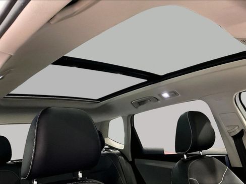Used 2024 Volkswagen Taos SE w/ Panoramic Sunroof Package AWD/4WD image 27