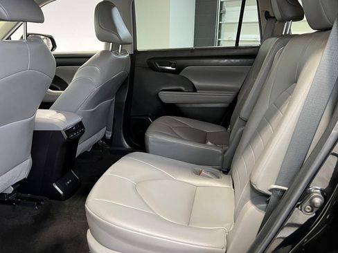 Used 2023 Toyota Highlander XLE image 21