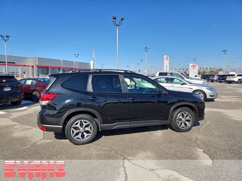 Used 2022 Subaru Forester Premium image 2