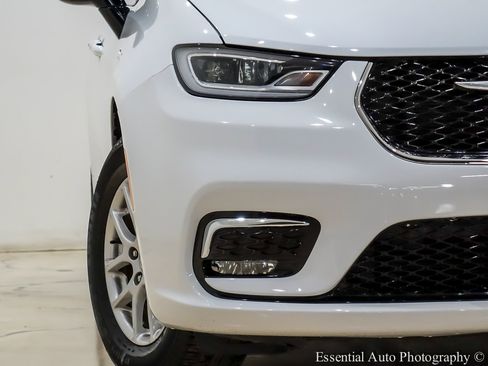 Used 2024 Chrysler Pacifica Touring-L image 6