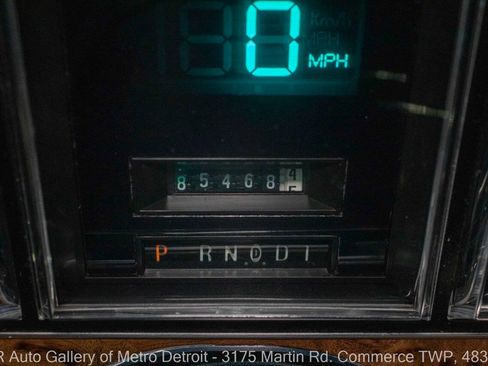 Used 1986 Lincoln Town Car image 18