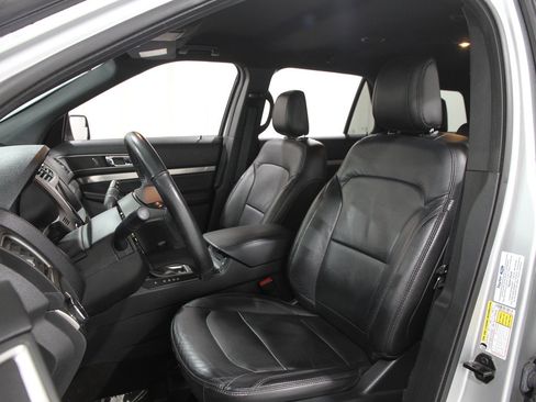 Used 2018 Ford Explorer XLT w/ Equipment Group 202A image 6