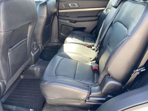 Used 2018 Ford Explorer XLT w/ Equipment Group 202A image 11