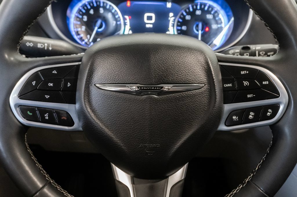 Used 2023 Chrysler Pacifica Touring-L FWD image 13