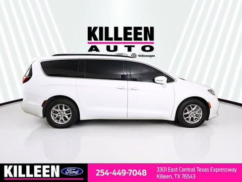 Used 2022 Chrysler Pacifica Touring-L image 9