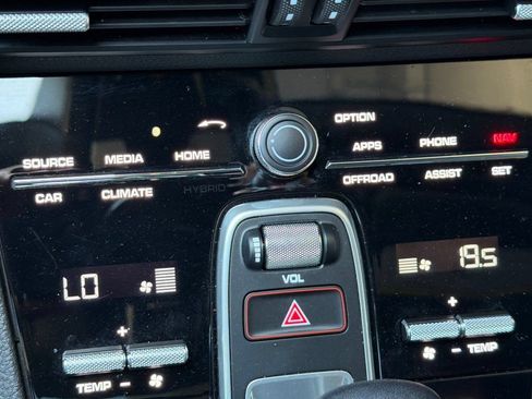 Used 2023 Porsche Cayenne AWD/4WD image 22