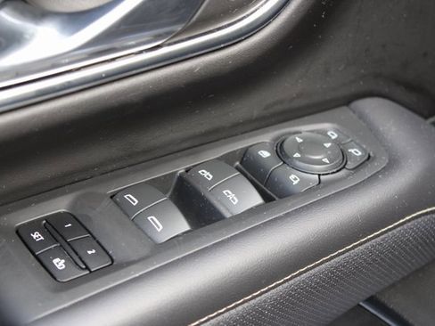 Used 2023 GMC Yukon SLT w/ SLT Premium Package image 23