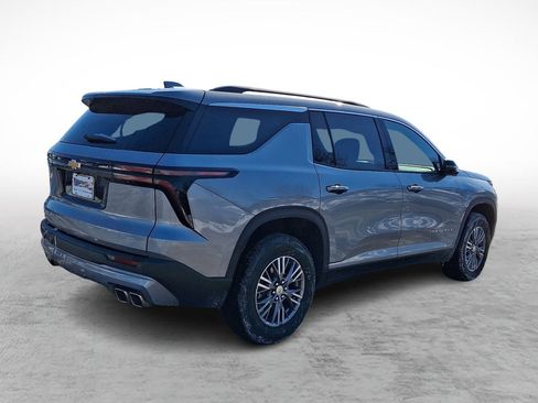 Used 2025 Chevrolet Traverse LT image 5