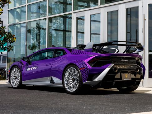 Used 2023 Lamborghini Huracan STO image 13