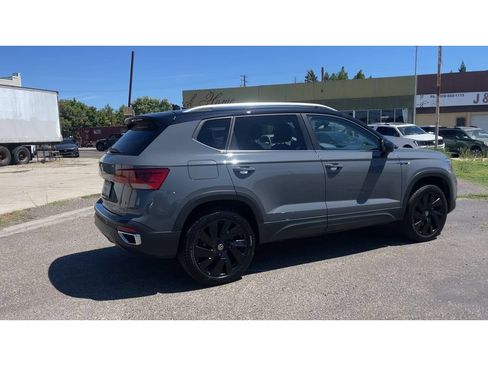 Used 2024 Volkswagen Taos SE w/ Panoramic Sunroof Package AWD/4WD image 3