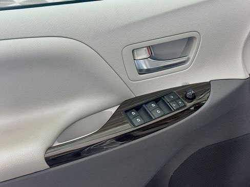 Used 2020 Toyota Sienna XLE Premium FWD image 15
